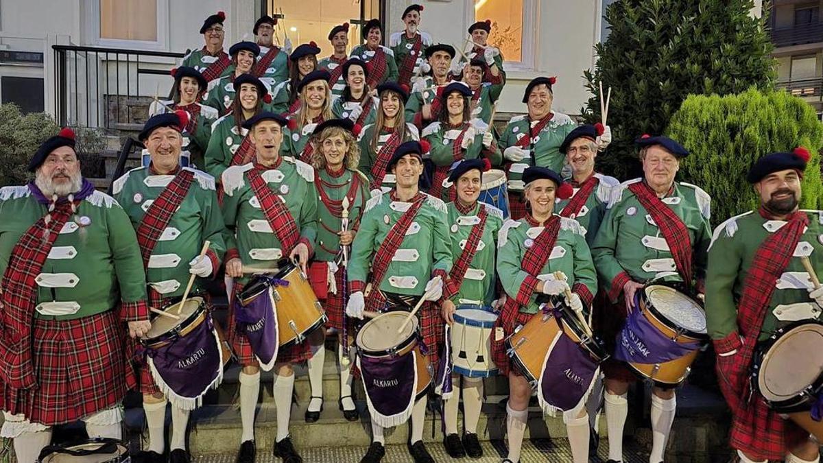 Una foto de familia de la compañía de escoceses y escocesas.