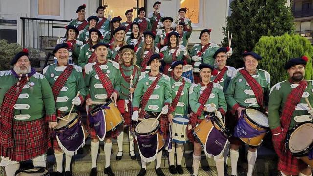 Una foto de familia de la compañía de escoceses y escocesas.