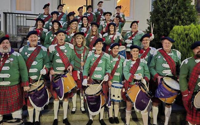 Una foto de familia de la compañía de escoceses y escocesas.