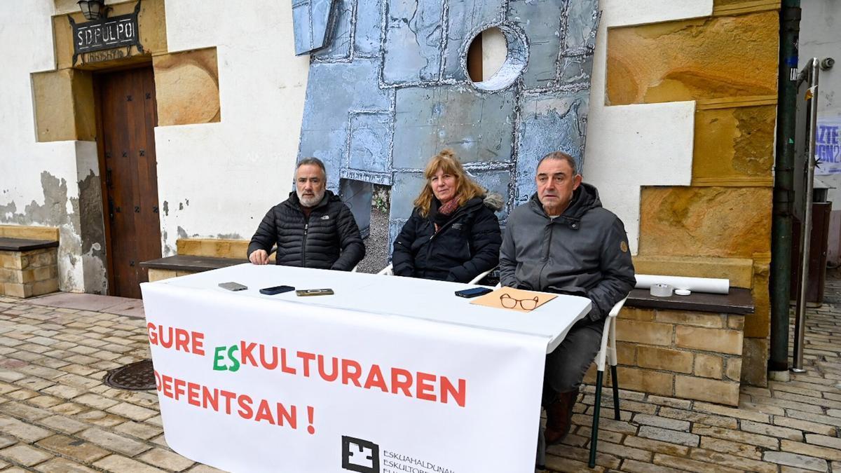 José Luis González Pazos y Ana Herranz, autores de 'Zinka', y Guillermo Olmo, presidente de Eskuahaldunak, en la rueda de prensa ofrecida en Zumaia.