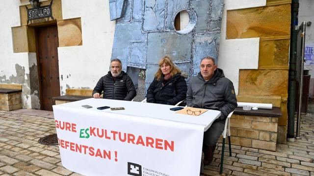José Luis González Pazos y Ana Herranz, autores de 'Zinka', y Guillermo Olmo, presidente de Eskuahaldunak, en la rueda de prensa ofrecida en Zumaia.