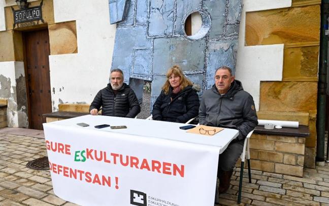 José Luis González Pazos y Ana Herranz, autores de 'Zinka', y Guillermo Olmo, presidente de Eskuahaldunak, en la rueda de prensa ofrecida en Zumaia.