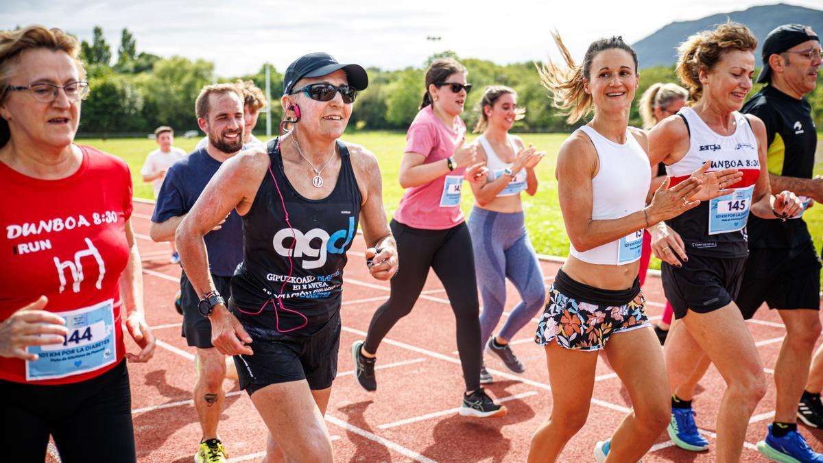 Foto de junio de 2024, cuando Ana Isabel completó el reto de correr 101 kilómetros en la pista de atletismo de Plaiaundi.