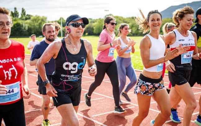 Foto de junio de 2024, cuando Ana Isabel completó el reto de correr 101 kilómetros en la pista de atletismo de Plaiaundi.