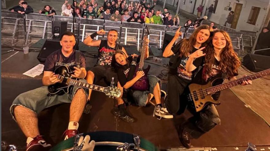 Los jóvenes integrantes de Overall tras una actuación en Arkotxa