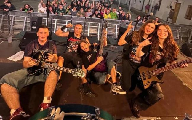 Los jóvenes integrantes de Overall tras una actuación en Arkotxa