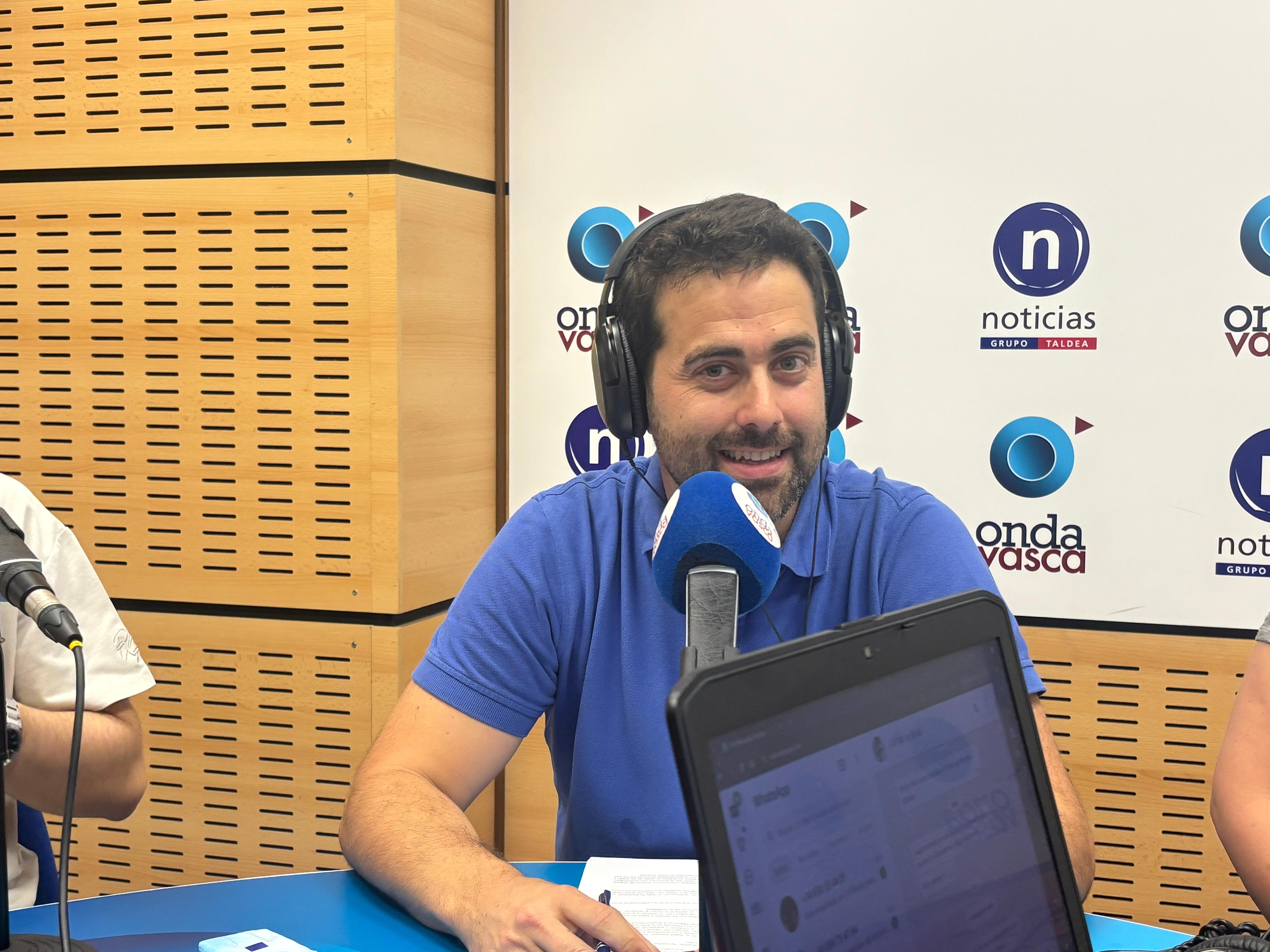 El presidenciable a la FVF, Iker Goñi, ha visitado este mediodía los estudios de Onda Vasca