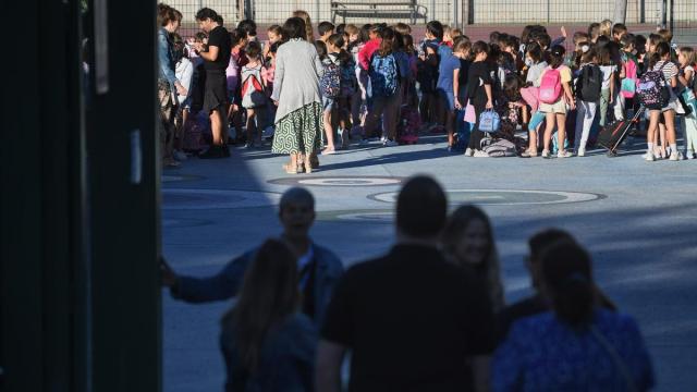 Niños en el patio de un colegio.