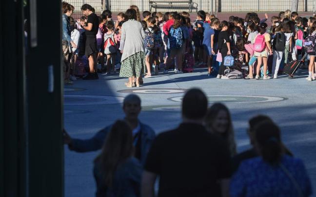 Niños en el patio de un colegio.