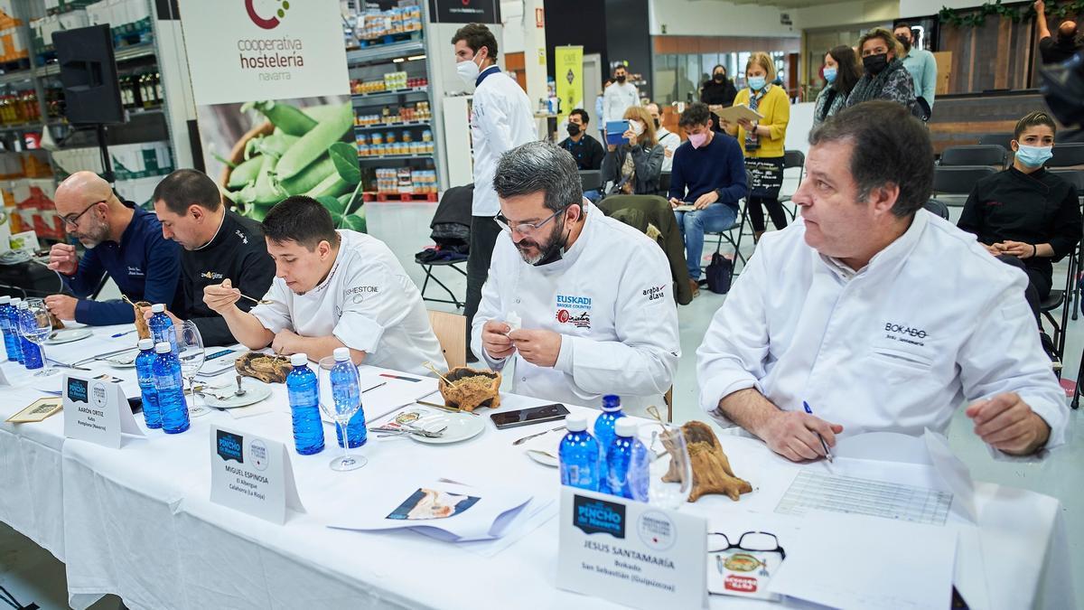 El jurado de la XXIII Semana del Pincho, durante la cata de la que salieron los semifinalistas.