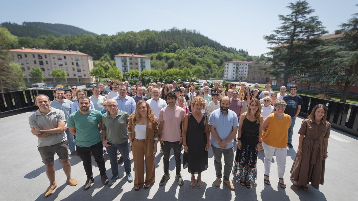 Los ocho alcaldes y alcaldesas de Debagoiena con representantes del ámbito económico, social y ciudadanía.