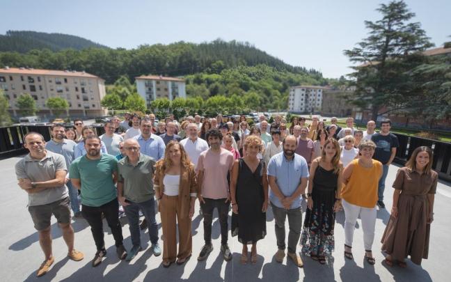 Los ocho alcaldes y alcaldesas de Debagoiena con representantes del ámbito económico, social y ciudadanía.