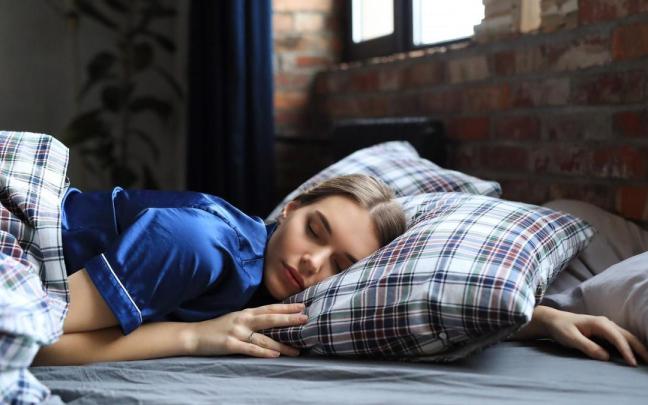 Una mujer se repone de la actividad diaria con un sueño reparador.