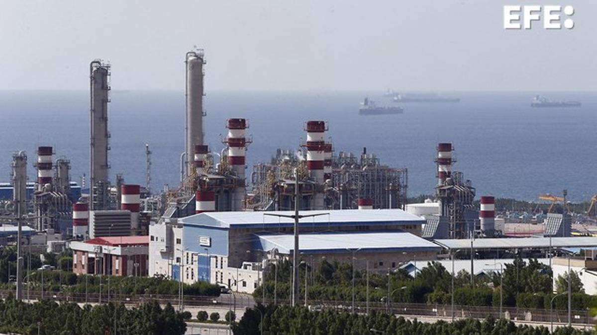 Imagen de archivo de una refinería petroquímica en los alrededores del yacimiento de gas natural South Pars cerca de Assalouyeh, Irán.