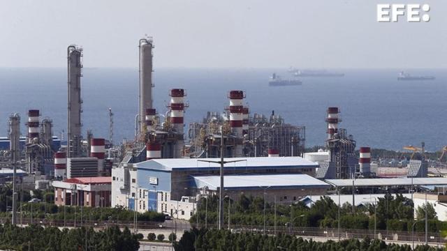 Imagen de archivo de una refinería petroquímica en los alrededores del yacimiento de gas natural South Pars cerca de Assalouyeh, Irán.