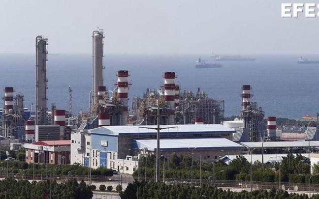 Imagen de archivo de una refinería petroquímica en los alrededores del yacimiento de gas natural South Pars cerca de Assalouyeh, Irán.