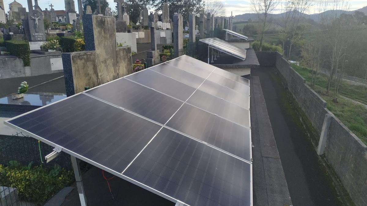 Placas solares en el cementerio.