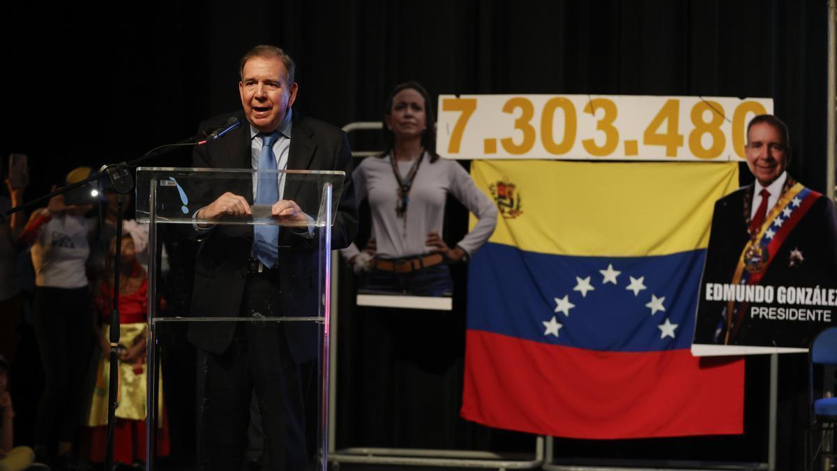 El líder opositor venezolano Edmundo González Urrutia habla frente a simpatizantes en una concentración de apoyo este miércoles, en el Centro de Convenciones Atlántico Pacífico en la Ciudad de Panamá