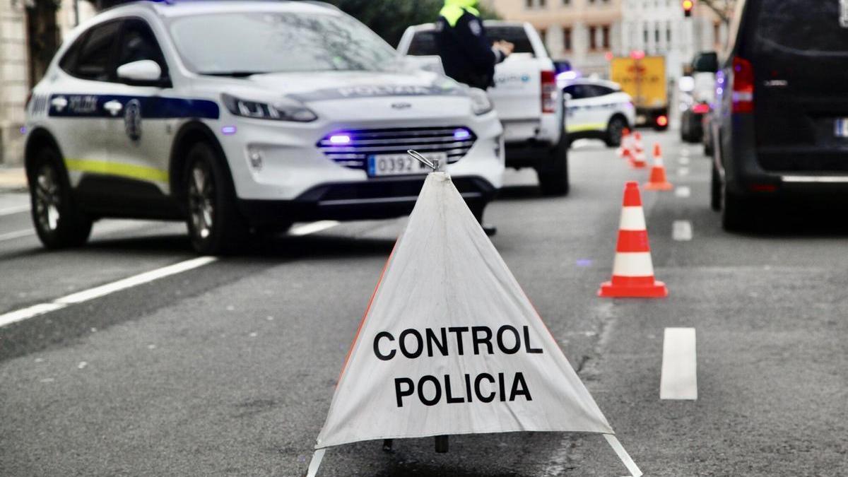 Imagen de un control de Policía Local en Vitoria PILAR BARCO