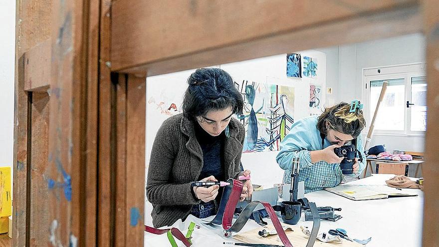 Estudiantes de Bellas Artes trabajan en una sala de la Universidad del País Vasco. | FOTO: UPV/EHU