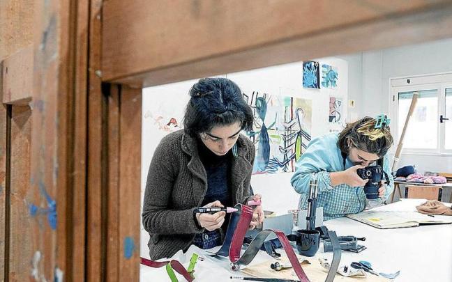 Estudiantes de Bellas Artes trabajan en una sala de la Universidad del País Vasco. | FOTO: UPV/EHU Estudiantes de Bellas Artes trabajan en una sala de la Universidad del País Vasco. | FOTO: UPV/EHU
