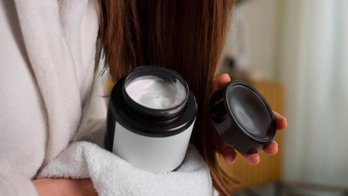 Aplicar un poco de acondicionador en las puntas después del champú