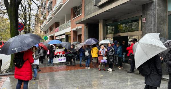 Protesta del movimiento Feminista frente a la sede de CEBEK en Bilbao