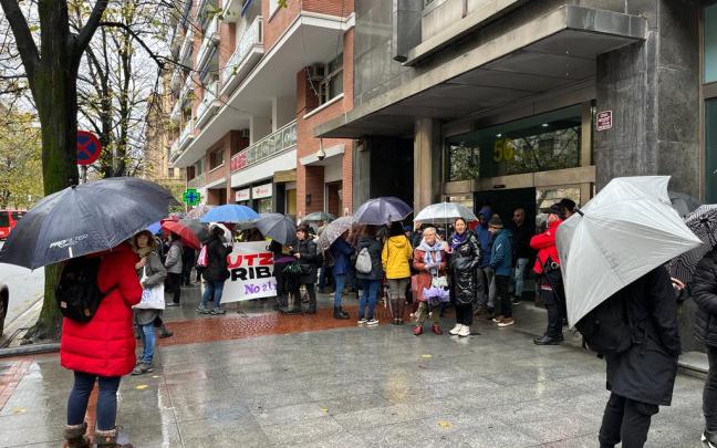 Protesta del movimiento Feminista frente a la sede de CEBEK en Bilbao