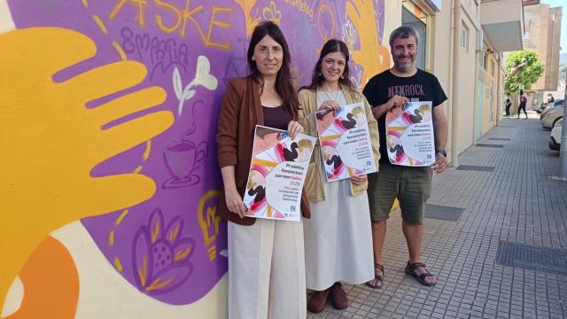 La técnica de Igualdad, Izaro Aizpurua, la edil del departamento, Ainhoa Sánchez, y el concejal de Cultura, Ibai Zangitu, en la presentación de la beca.