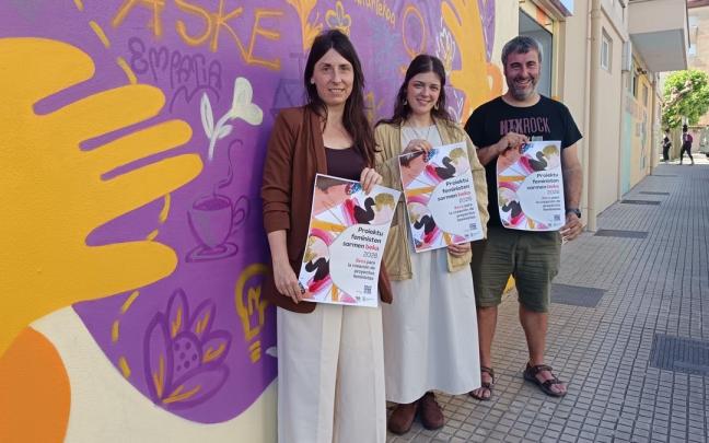La técnica de Igualdad, Izaro Aizpurua, la edil del departamento, Ainhoa Sánchez, y el concejal de Cultura, Ibai Zangitu, en la presentación de la beca.
