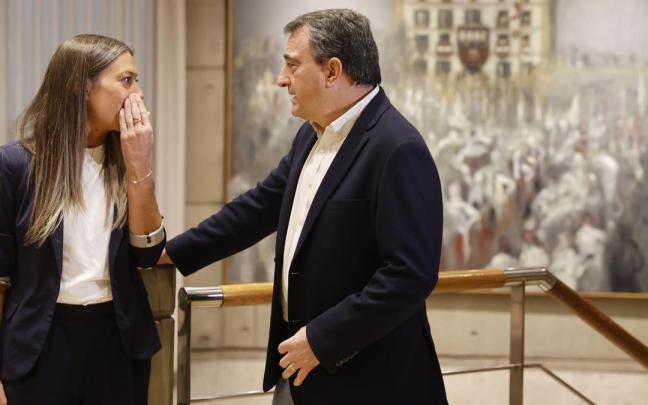 Aitor Esteban charla con la dirigente de Junts Míriam Nogueras, este viernes en Sabin Etxea.