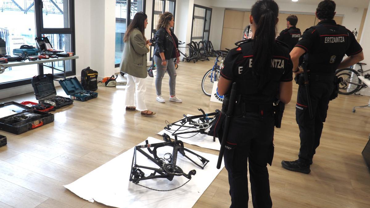 Agentes de la Ertzaintza atienden a las personas que acuden a Errebal en busca de objetos robados.