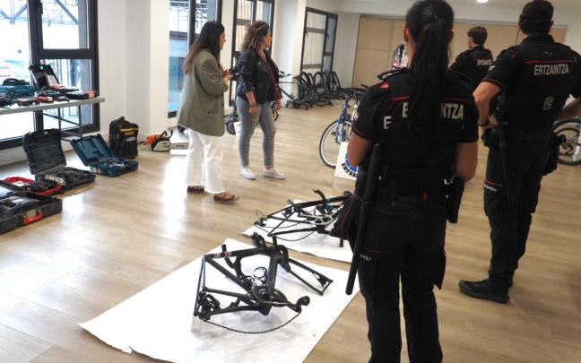 Agentes de la Ertzaintza atienden a las personas que acuden a Errebal en busca de objetos robados.