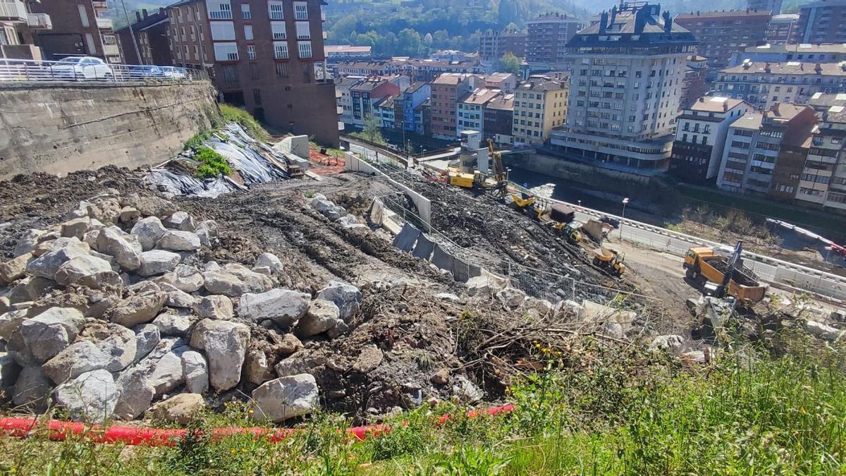 Vista de la parcela en la que se levantará la residencia Errezabal y la zona de las viviendas y la carretera de Urazandi afectadas.
