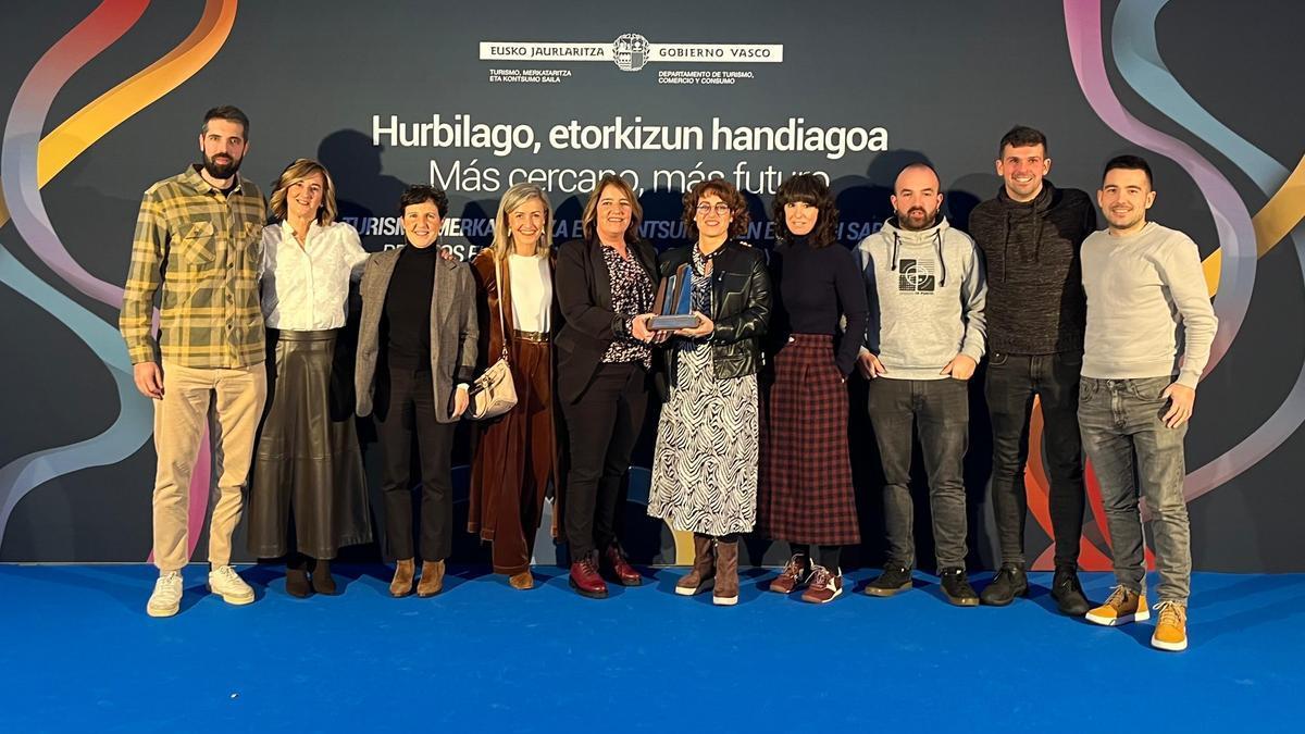 Representantes de Bertan y el Ayuntamiento de Azpeitia, con el premio otorgado por el Gobierno Vasco.