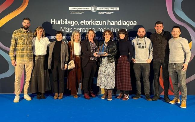 Representantes de Bertan y el Ayuntamiento de Azpeitia, con el premio otorgado por el Gobierno Vasco.