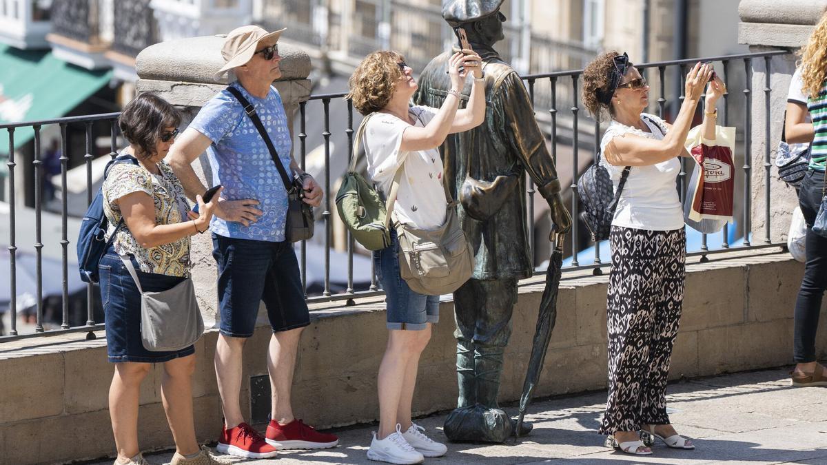 En la imagen que acompaña a estas líneas, varios turistas en el centro de la ciudad se fotografían para inmortalizar el momento.