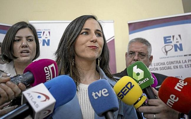 Ione Belarra atiende a los medios durante unos encuentros sobre la lucha contra la pobreza, ayer en Toledo (Castilla-La Mancha). | FOTO: E. P.