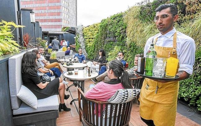 Los servicios siguen creciendo en empleo y, junto a la industria, sostiene el mercado laboral.