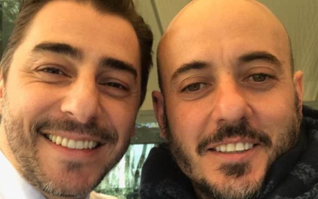 Daniel Redondo, a la derecha, junto al maestro repostero Jordi Roca.