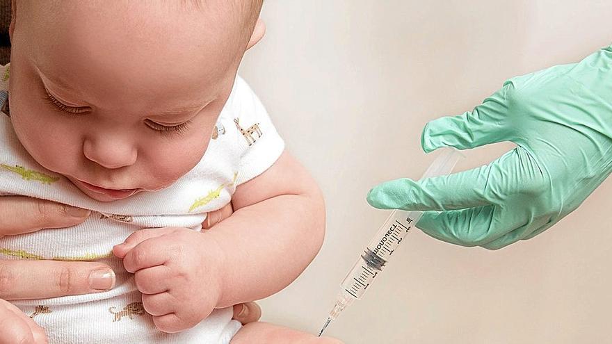 Los bebés también recibirán la vacuna antigripal y solo los menores de seis meses quedan al margen de esta vacunación. | FOTO: E.P.
