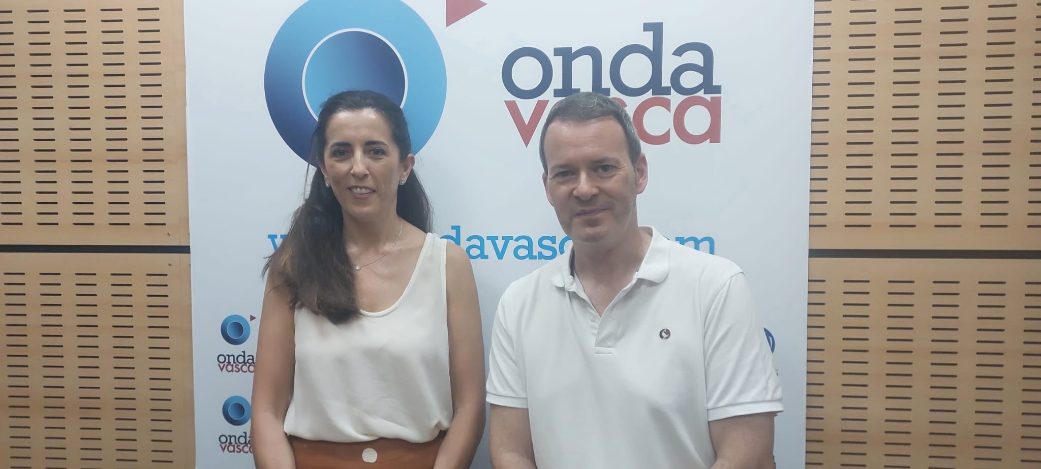 María López Negrete, presidenta de CECOBI, en los estudios de Onda Vasca junto a Txema Gutiérrez