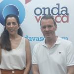 María López Negrete, presidenta de CECOBI, en los estudios de Onda Vasca junto a Txema Gutiérrez