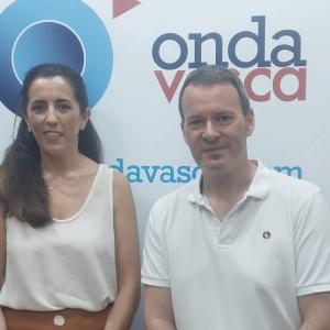 María López Negrete, presidenta de CECOBI, en los estudios de Onda Vasca junto a Txema Gutiérrez