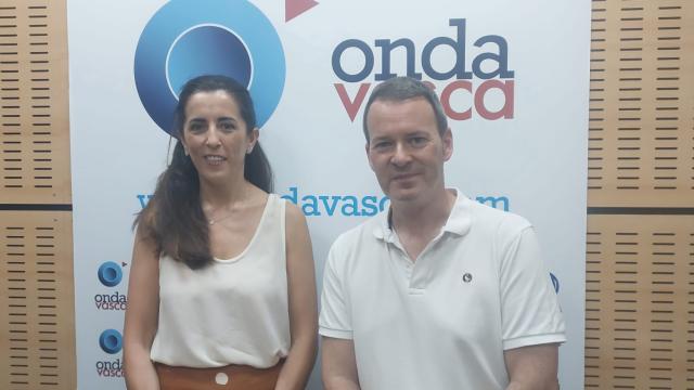 María López Negrete, presidenta de CECOBI, en los estudios de Onda Vasca junto a Txema Gutiérrez