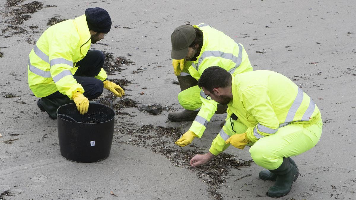 Marea de pellets plásticos en Galicia