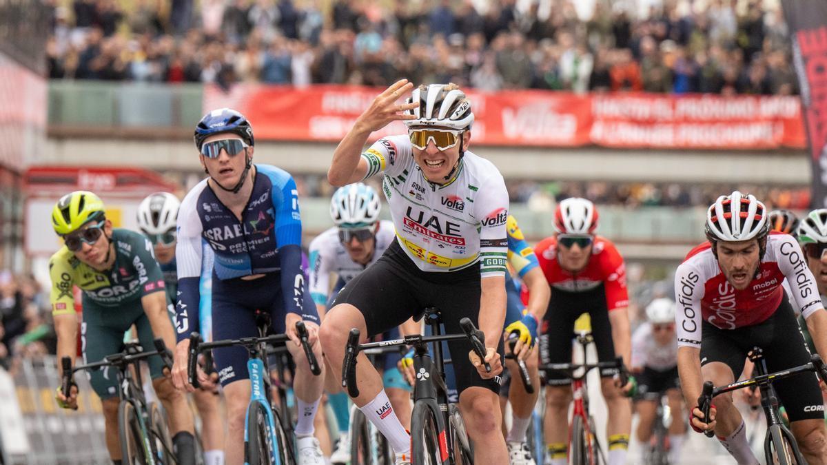 Pogacar festeja su cuarta victoria de etapa en la Volta.