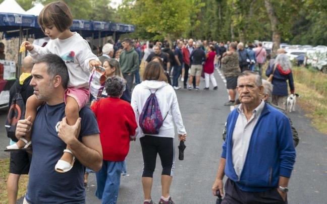 Público disfrutando de la feria de Angosto en una pasada edición