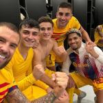 Iñigo Martínez, en una imagen publicada por el propio defensa culé en sus redes sociales, en el vestuario de Anoeta. / TWITTER