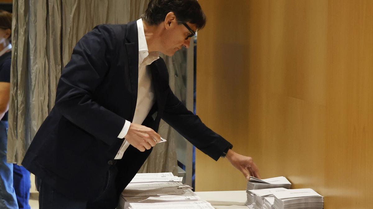 El líder del PSC y candidato del partido a la Presidencia de la Generalitat, Salvador Illa, ejerce su derecho a voto en Centre Cívic La Roca.
